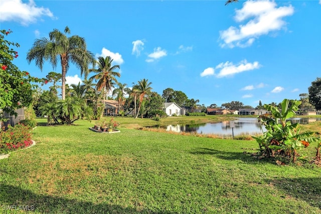 view of yard featuring a water view