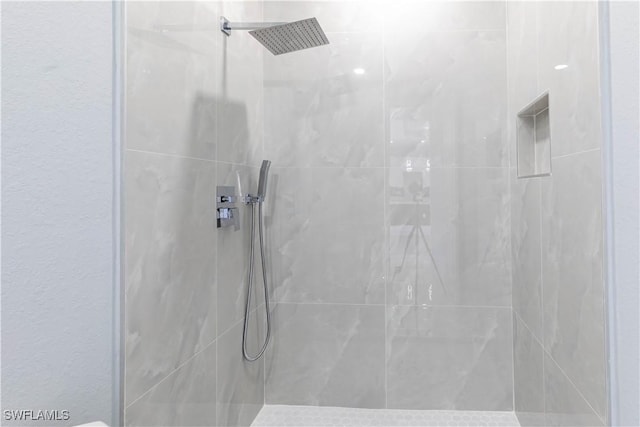 bathroom featuring a tile shower