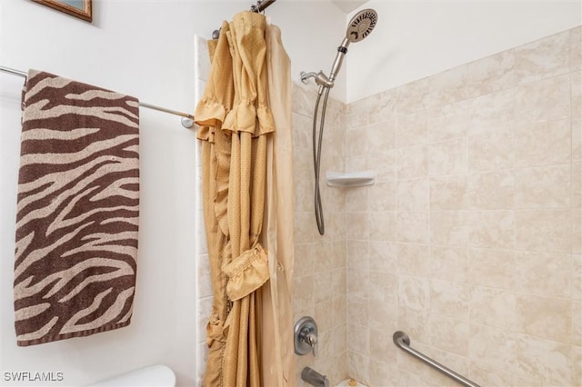 bathroom with tiled shower / bath combo