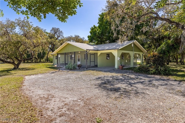 view of front of property featuring a porch and a front yard