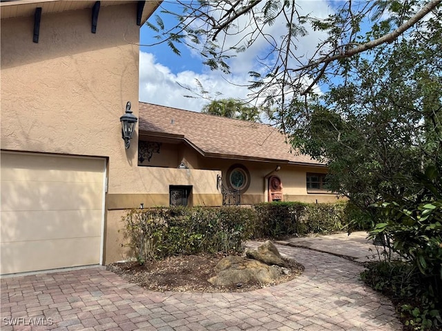 view of front facade featuring a garage