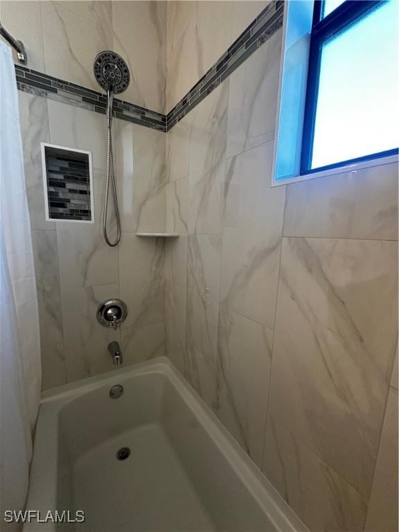 bathroom with tiled shower / bath combo