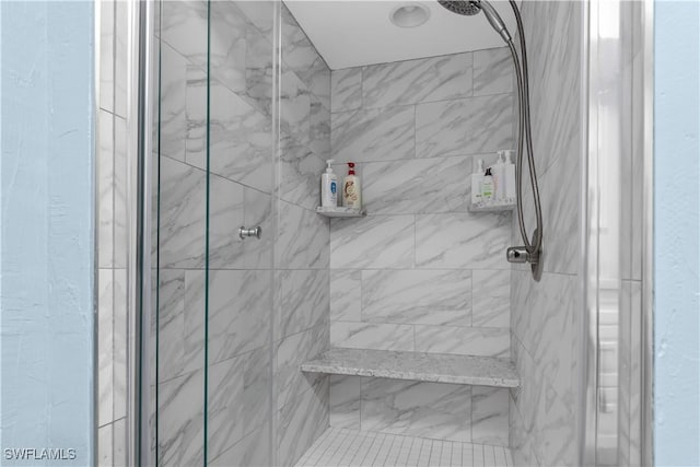 bathroom featuring tiled shower