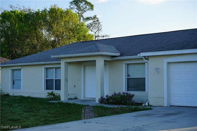 view of front of home featuring a garage and a front yard