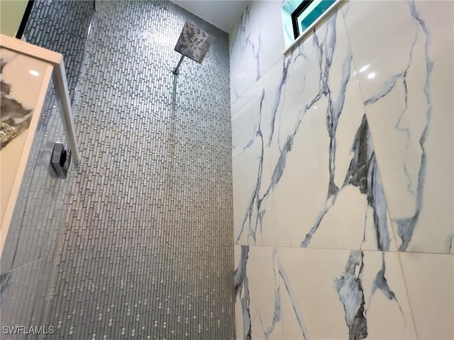 details featuring tiled shower