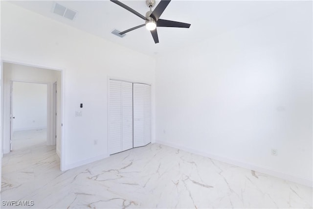 unfurnished bedroom featuring ceiling fan and a closet