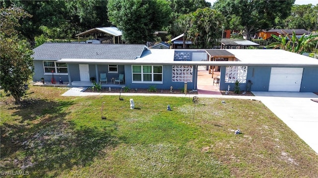view of front of home featuring a garage, stucco siding, driveway, and a front yard