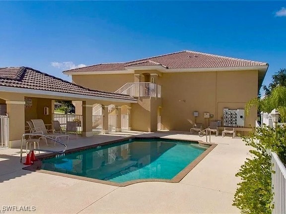 view of swimming pool featuring a patio