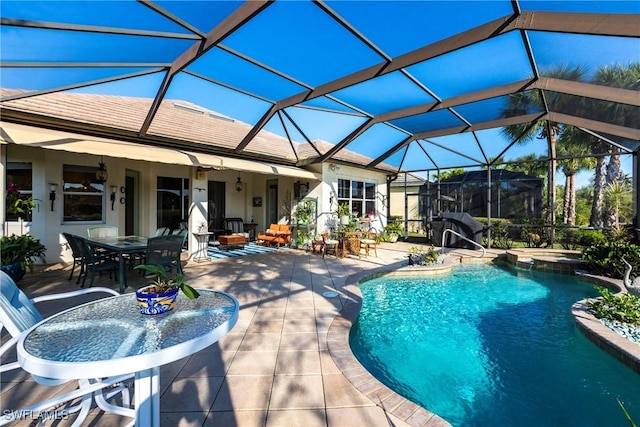 view of swimming pool with an in ground hot tub, a lanai, grilling area, and a patio area