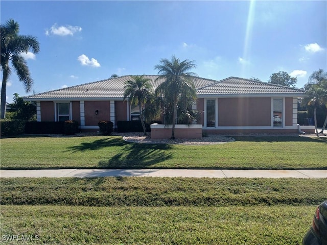 view of front facade featuring a front yard