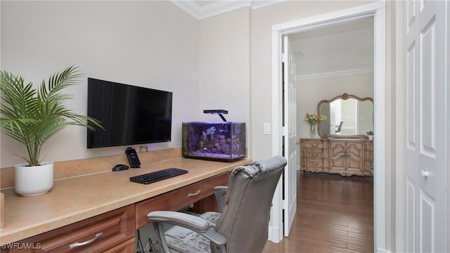 office area with crown molding, wood finished floors, and built in study area