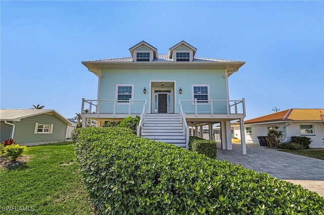 view of front of property featuring a front yard, a carport, and a porch