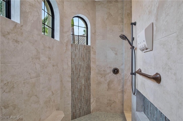 bathroom featuring a tile shower