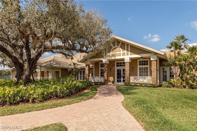 craftsman-style house featuring a porch and a front lawn