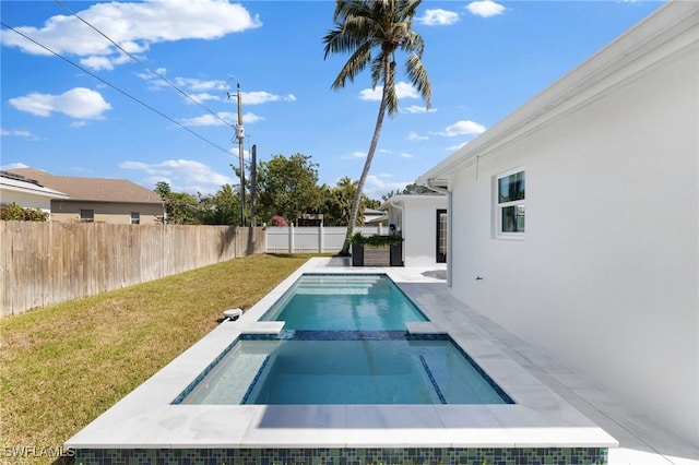 view of pool featuring an in ground hot tub and a yard