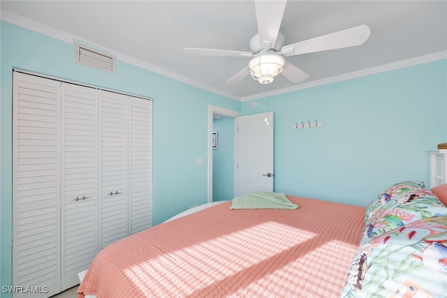 bedroom featuring crown molding, ceiling fan, and a closet