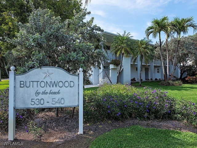 community / neighborhood sign featuring a yard