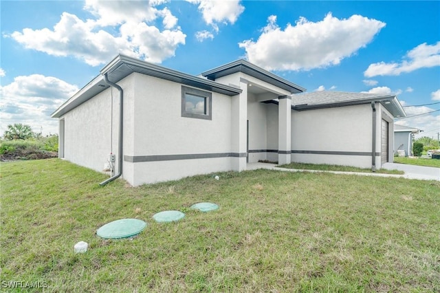 view of front of house with a front lawn