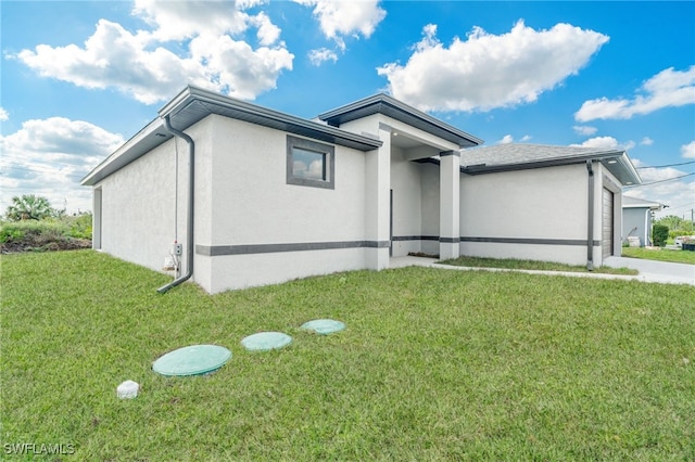 view of front of home featuring a front yard