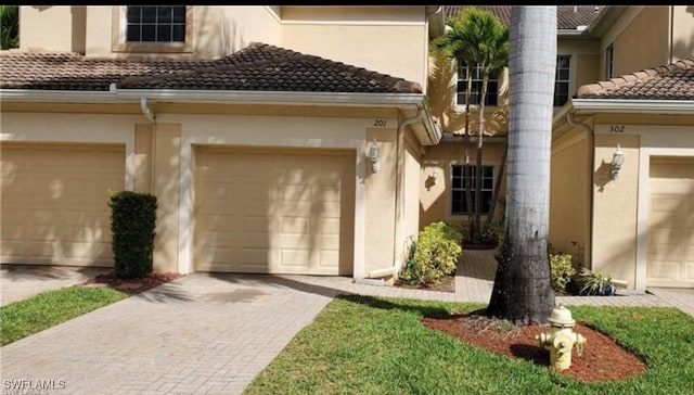 view of front facade featuring a garage