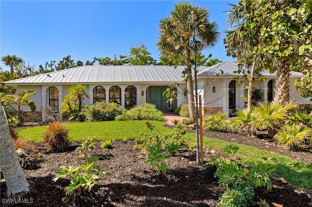 single story home with a front yard