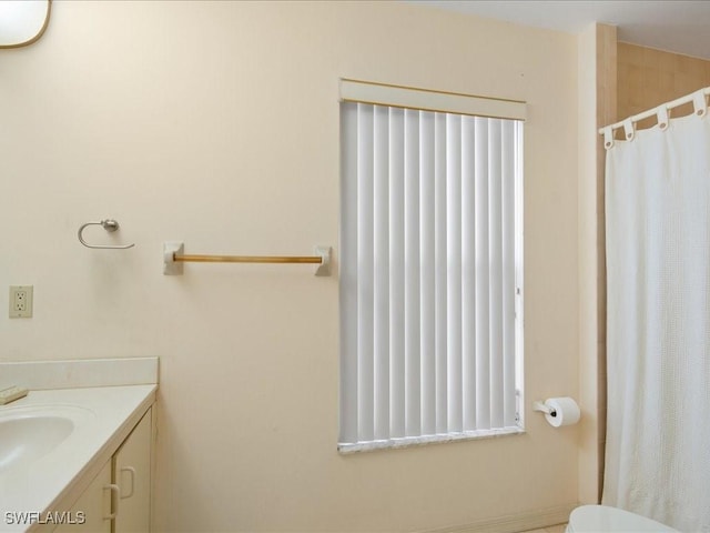 bathroom with a shower with curtain, vanity, and toilet