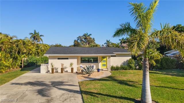 ranch-style house featuring a front lawn