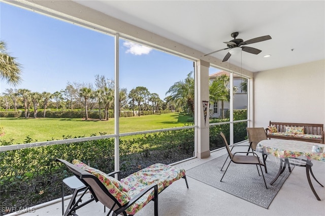 sunroom with ceiling fan