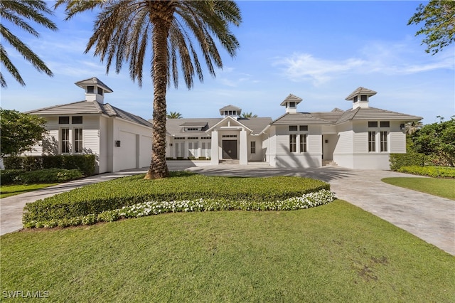 view of front of home featuring a front yard