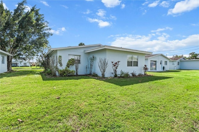 view of front facade with a front lawn