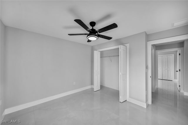 unfurnished bedroom featuring ceiling fan and a closet