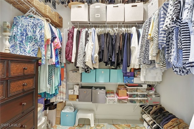 walk in closet featuring tile patterned flooring