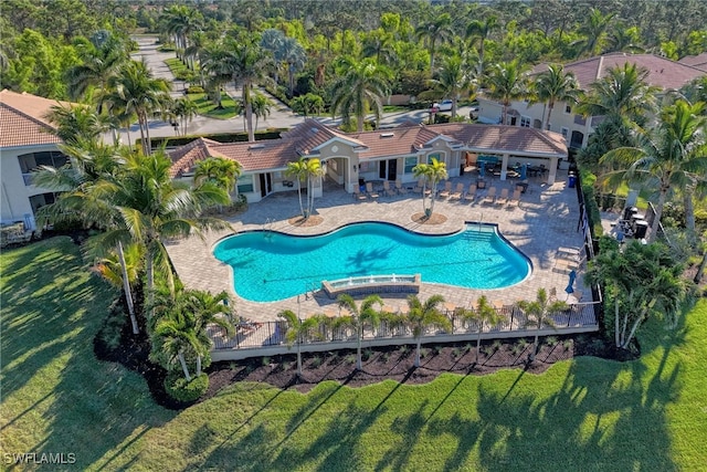 view of pool featuring a jacuzzi, a lawn, and a patio area