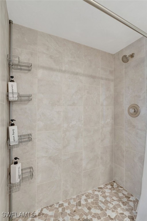 bathroom featuring tiled shower