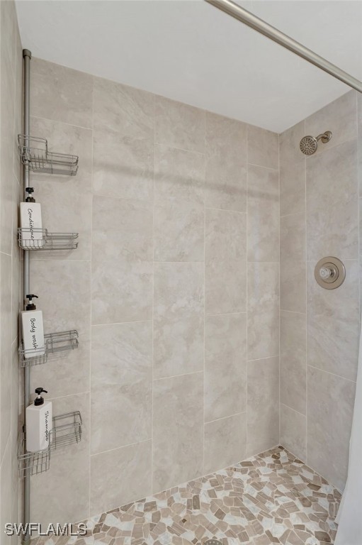 5370/5372 Palmetto St, Fort Myers Beach, FL 33931 - bathroom featuring tiled shower