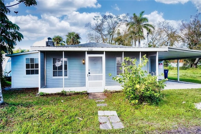 view of front facade featuring a carport and a front yard