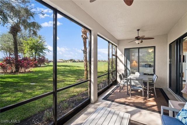 sunroom with ceiling fan