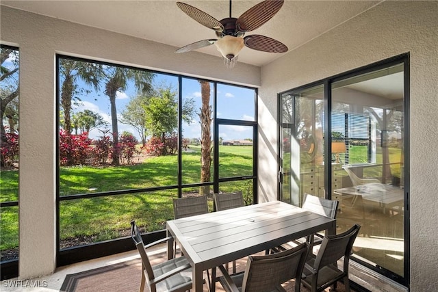 sunroom with ceiling fan