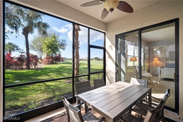 sunroom with ceiling fan