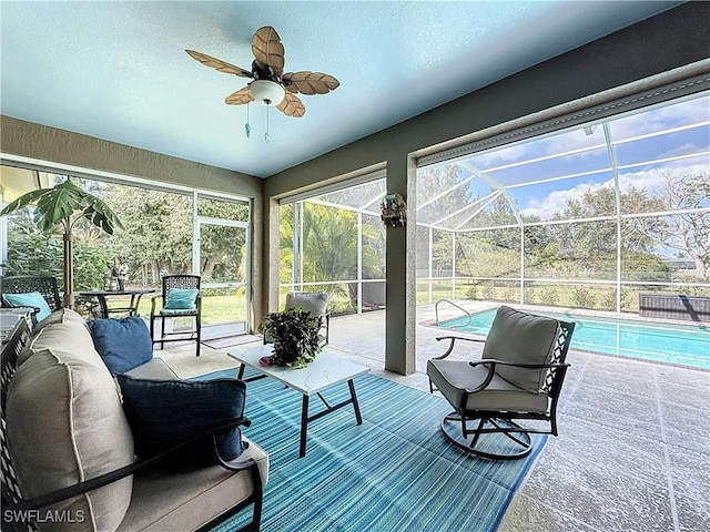 sunroom with ceiling fan