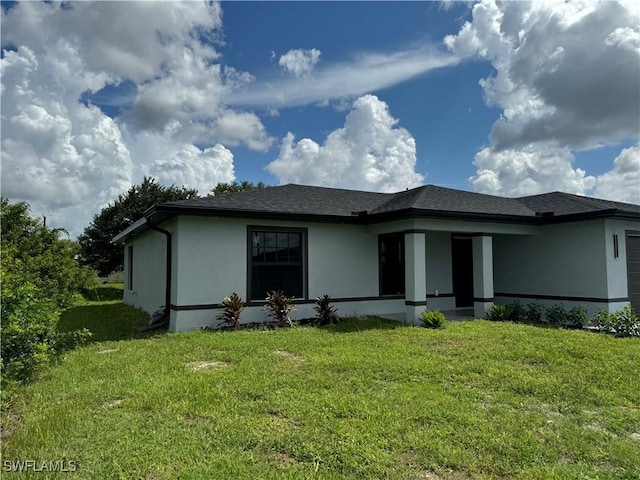 view of front facade featuring a front yard