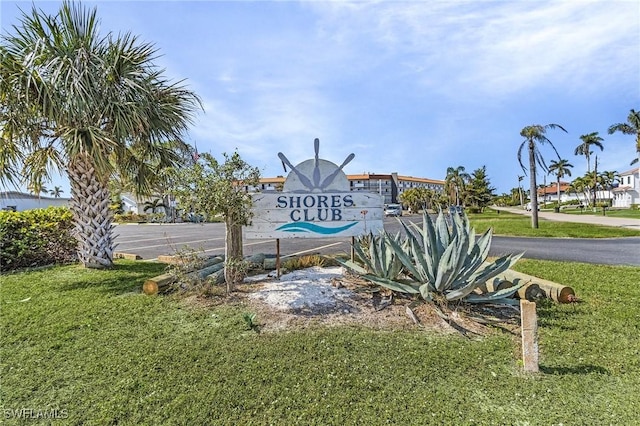 community / neighborhood sign featuring a yard