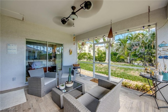 sunroom with ceiling fan