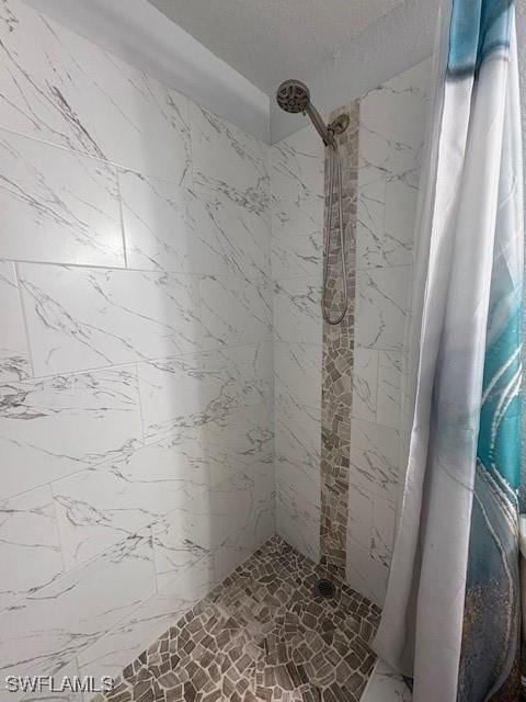 bathroom featuring a tile shower