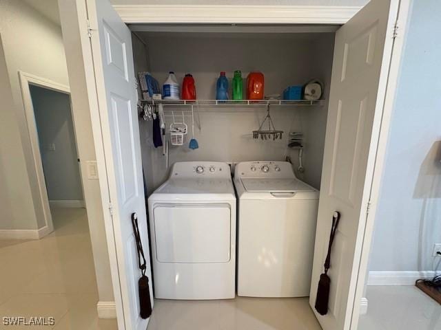 laundry area with laundry area, baseboards, and washing machine and clothes dryer