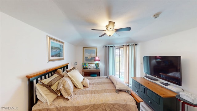 bedroom with ceiling fan