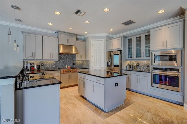 kitchen featuring visible vents, gray cabinetry, a sink, under cabinet range hood, and appliances with stainless steel finishes