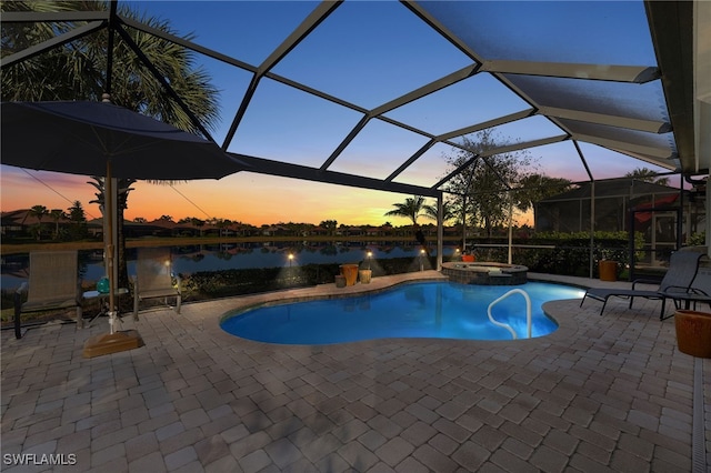 pool at dusk featuring a water view, an in ground hot tub, a lanai, and a patio area