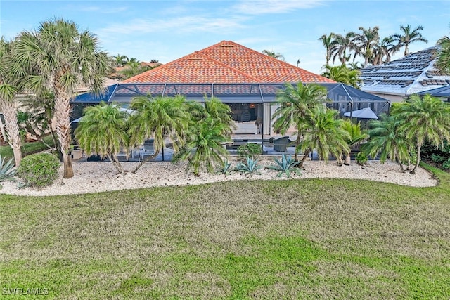 view of front of house featuring a lanai and a front yard