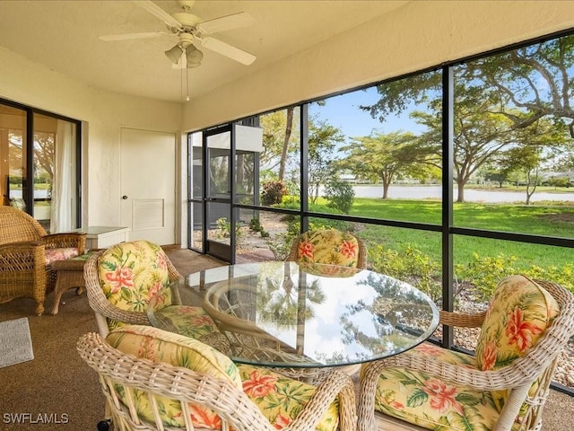 sunroom with ceiling fan